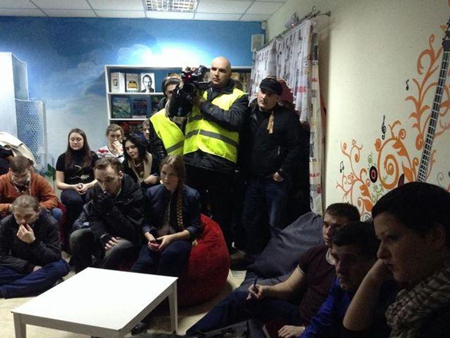 У Донецьку невідомі молодики напали на кафе з активістами Майдану (Відео) У Донецьку невідомі молодики напали на кафе з активістами Майдану (Відео)