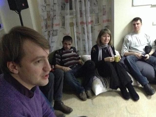 Міліція нікого не затримала після конфлікту у донецькому кафе за участю активістів Майдану Міліція нікого не затримала після конфлікту у донецькому кафе за участю активістів Майдану