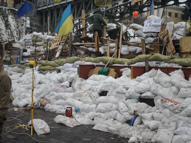 В столице разобрали снежную баррикаду на Институтской