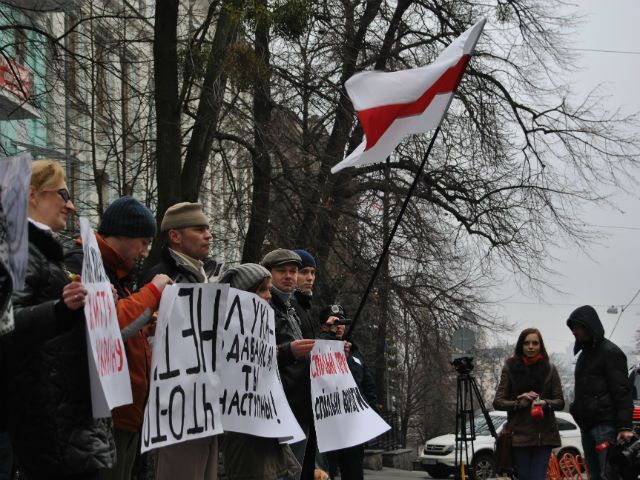 У Києві біля посольства Білорусі "щось не так" (Фото)