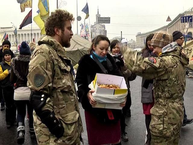 На Майдане празднуют День влюбленных