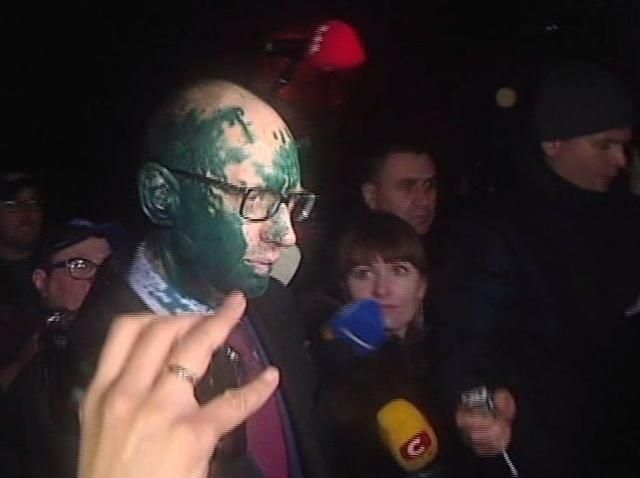 За облитого зеленкой Яценюка - 100 гривен штрафа. "Озеленение" Луценко стоило больше За облитого зеленкой Яценюка - 100 гривен штрафа. "Озеленение" Луценко стоило больше