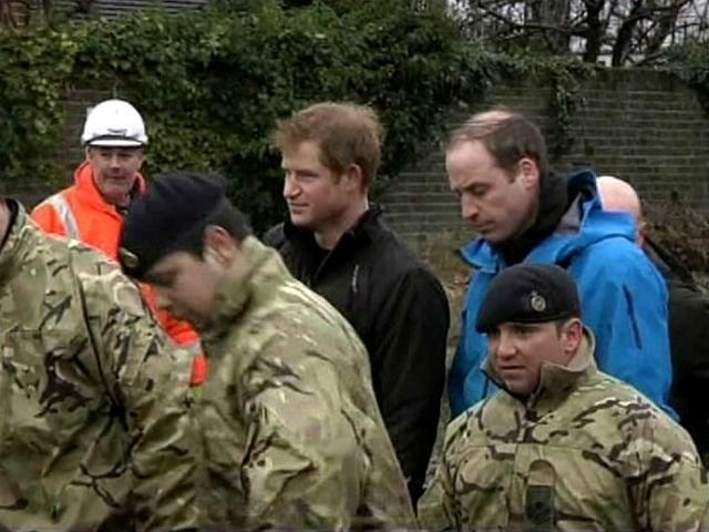 Принцы Уильям и Гарри помогли британцам в борьбе с паводками