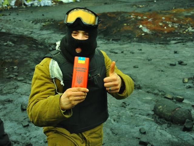 Активистки на Грушевского дарили шоколад "защитникам Украины" (Фото)