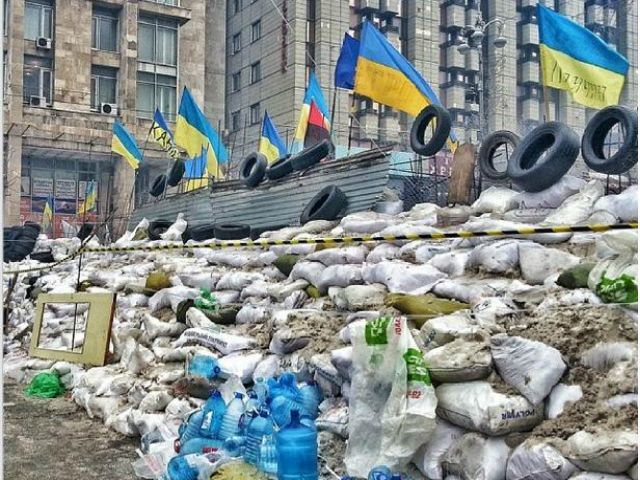 "Возмущенные киевляне" снова хотели разобрать баррикады возле КГГА