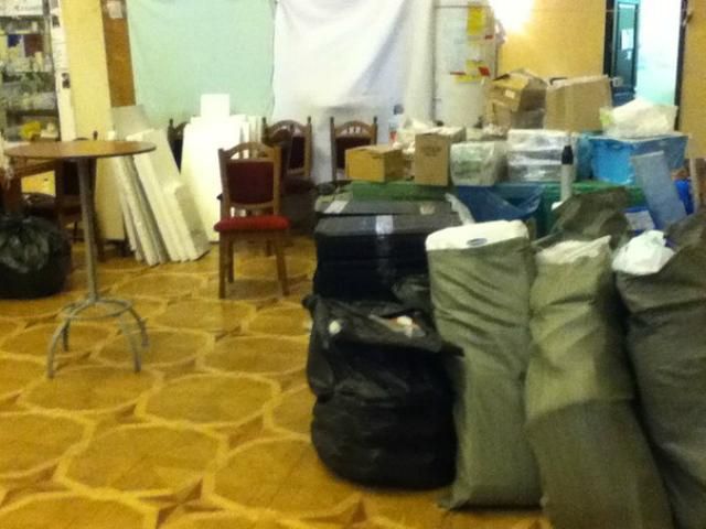 В КГГА волонтеры собирают вещи (Фото) В КГГА волонтеры собирают вещи (Фото)