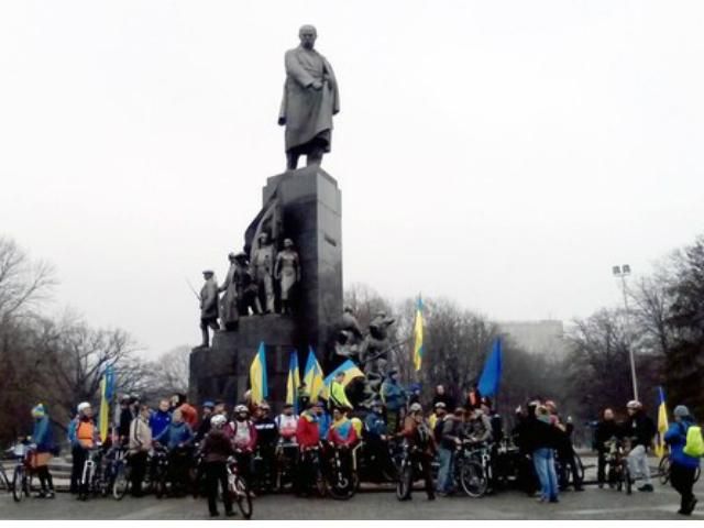 Харківські велосипедисти підтримали Майдан (Фото)