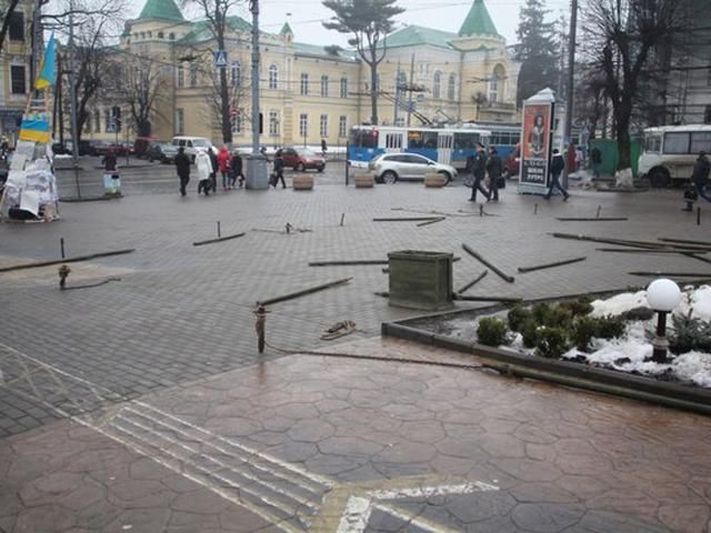 В центрі Вінниці опозиціонери встановили пам’ятник Шевченку В центрі Вінниці опозиціонери встановили пам’ятник Шевченку