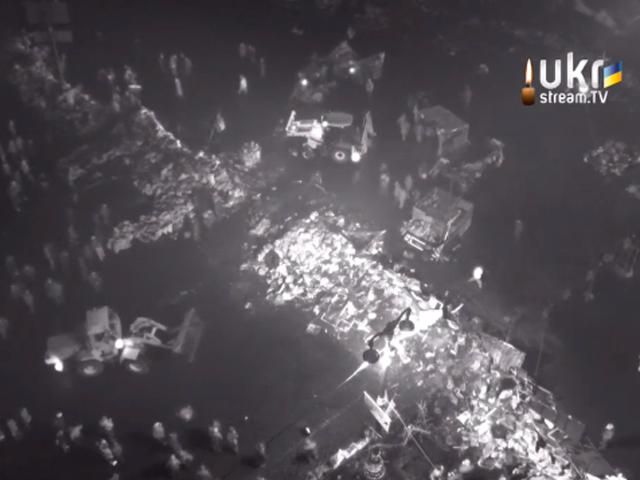 На Грушевського розбирають барикади На Грушевського розбирають барикади