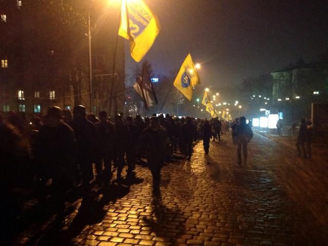 Активісти Майдану вирушили до пам'ятника воїнам-афганцям (Фото) Активісти Майдану вирушили до пам'ятника воїнам-афганцям (Фото)