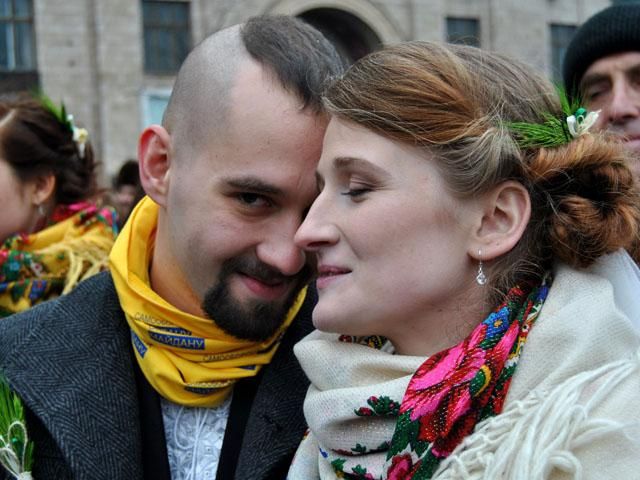 На Майдані відгуляли революційне весілля Музи і Стрільця (Фото)
