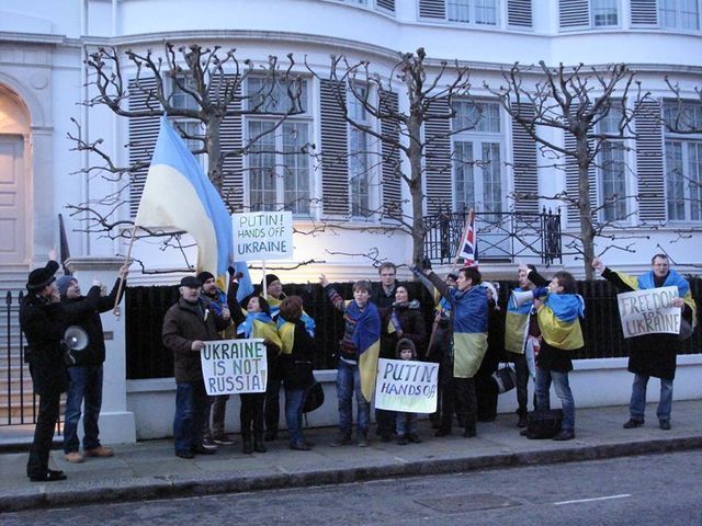Украинцы в Лондоне пикетировали посольство России и дом Пинчука