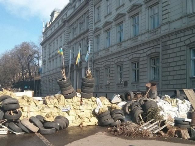 Львовскую ОГА разблокировали, но баррикады оставили Львовскую ОГА разблокировали, но баррикады оставили