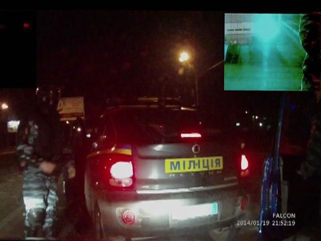 Активист выложил видео, где его авто громит "Беркутовец"