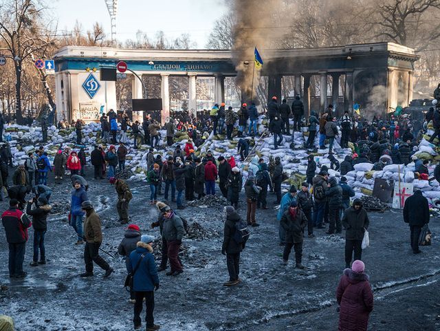 По київській вулиці Грушевського почали їздити авто 