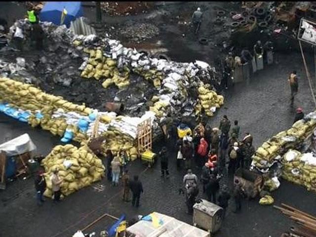 Грейдери розбирають барикади на Грушевського (Фото)