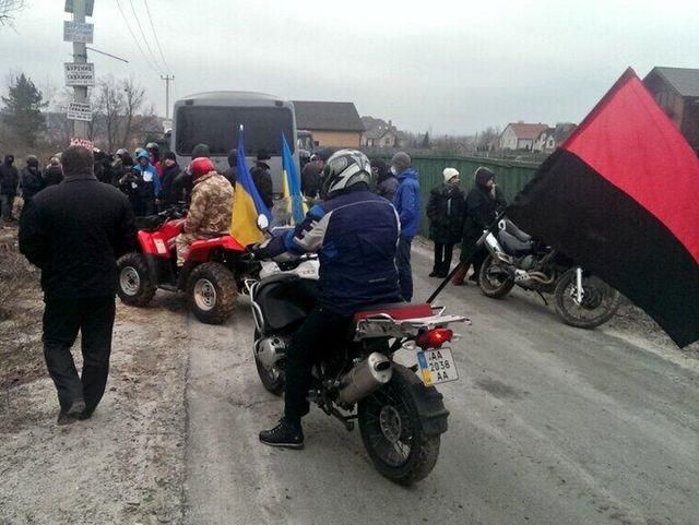 Автомайдан поехал к Пшонке и уже преодолел часть препятствий (Фото)