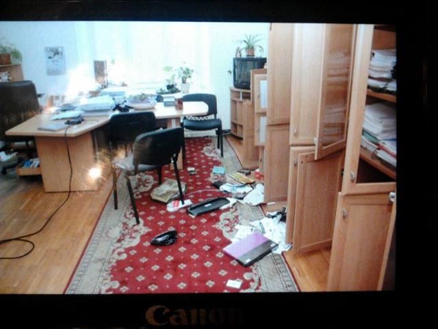 Неизвестные разгромили шестой этаж КГГА Неизвестные разгромили шестой этаж КГГА