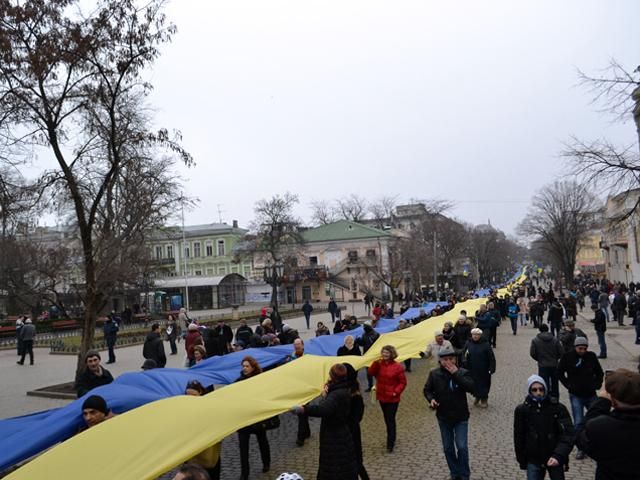 В Одессе Евромайдан пронес по городу 500-метровый флаг (Фото. Видео)