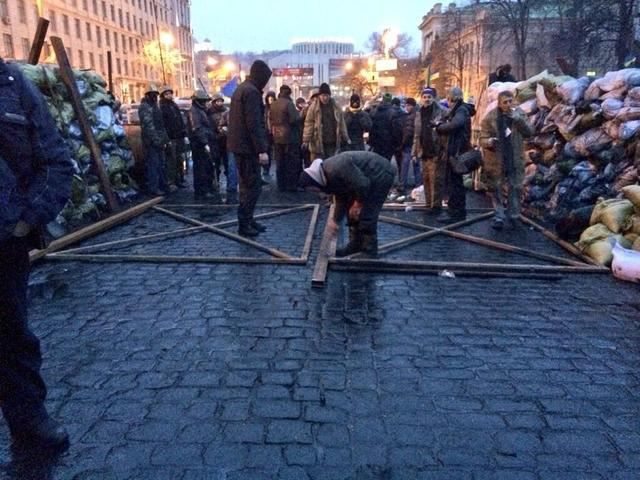 На Грушевского установили металлические ворота (Фото) На Грушевского установили металлические ворота (Фото)