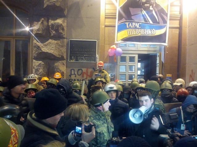 Активісти чергуватимуть під КМДА усю ніч, бо не вірять владі (Відео) Активісти чергуватимуть під КМДА усю ніч, бо не вірять владі (Відео)