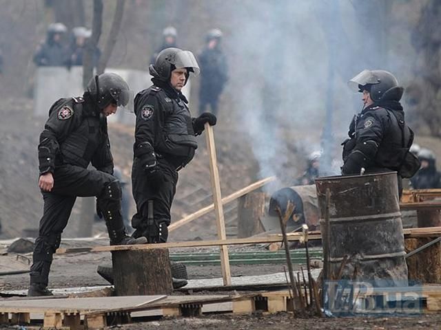 Міліція прибрала свої "барикади" і відступила на 150 метрів (Фото) Міліція прибрала свої "барикади" і відступила на 150 метрів (Фото)