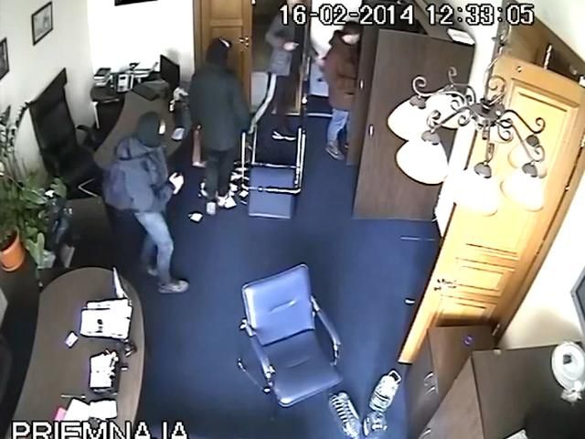 З'явилося відео, як невідомі розгромили 6-ий поверх КМДА (Відео) З'явилося відео, як невідомі розгромили 6-ий поверх КМДА (Відео)