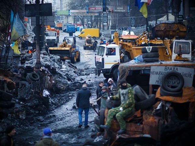 Напіврозібрані барикади, погроми в КМДА й обіцянка Пшонки, — це 16 лютого в Україні