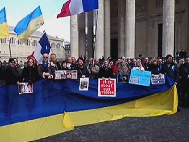 В Париже провели акцию в поддержку украинского народа