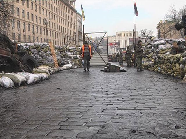 Активисты временно не пропускают авто по улице Грушевского Активисты временно не пропускают авто по улице Грушевского