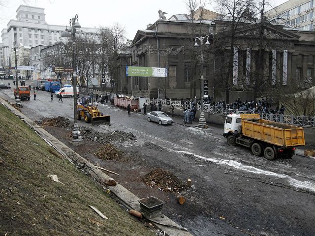 Вулицю Грушевського прибрали і помили (Фото)