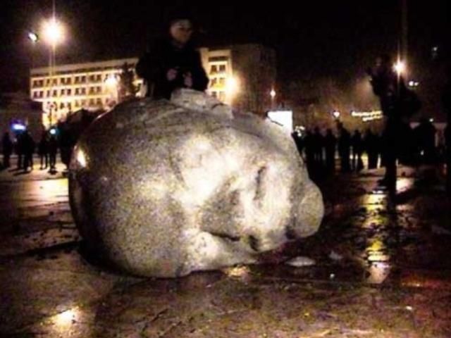На Полтавщине расследуют два "нападения" на памятники Ленину На Полтавщине расследуют два "нападения" на памятники Ленину