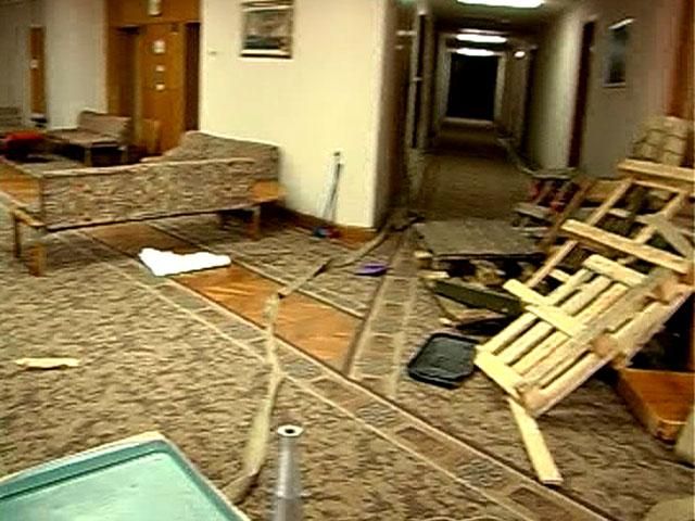 В Івано-Франківській ОДА активісти залишили після себе сміття і розмальовані стіни В Івано-Франківській ОДА активісти залишили після себе сміття і розмальовані стіни