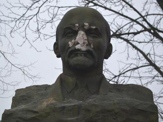 "Святой Валентин" отбил нос Ленину на Полтавщине (Фото) "Святой Валентин" отбил нос Ленину на Полтавщине (Фото)