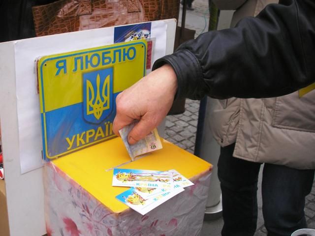 Ежедневно на Евромайдан жертвуют до 350 000 гривен, - коменданты Евромайдана (Дополнено) Ежедневно на Евромайдан жертвуют до 350 000 гривен, - коменданты Евромайдана (Дополнено)