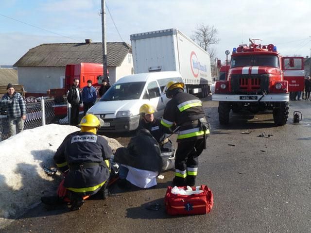 Аварія на Тернопільщині: 3 загиблих, стільки ж — поранені (Фото) Аварія на Тернопільщині: 3 загиблих, стільки ж — поранені (Фото)