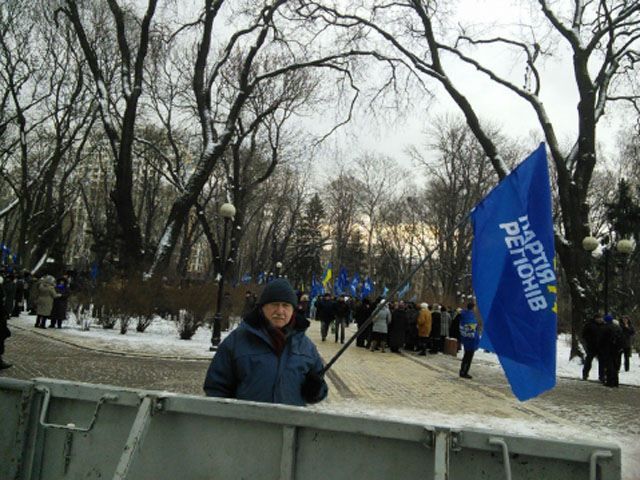 Прихильники регіоналів вирішили й собі організувати мітинг перед Радою Прихильники регіоналів вирішили й собі організувати мітинг перед Радою