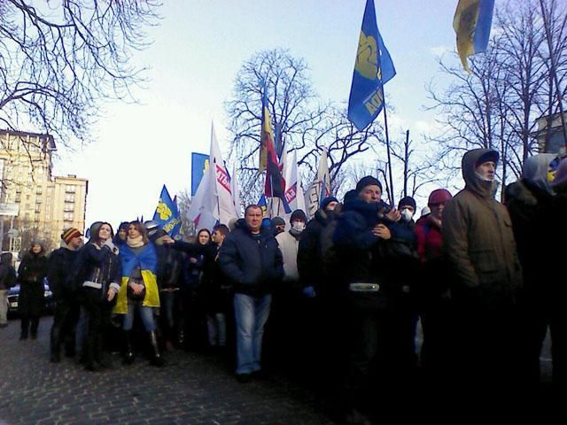 Более тысячи участников Евромайдана направляются к Верховной Раде