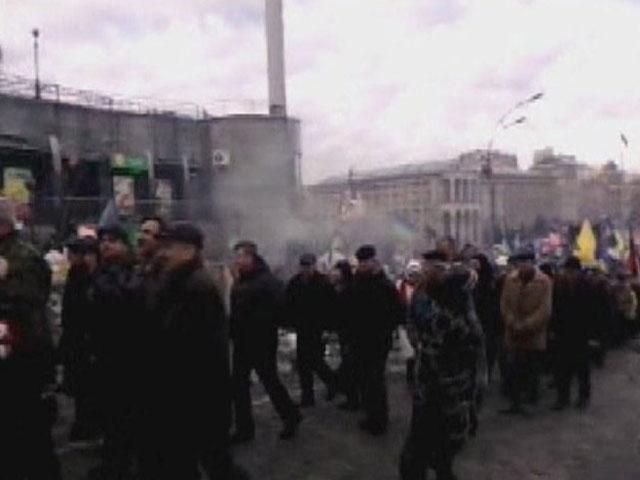 Тисячі людей продовжують йти до Ради Тисячі людей продовжують йти до Ради