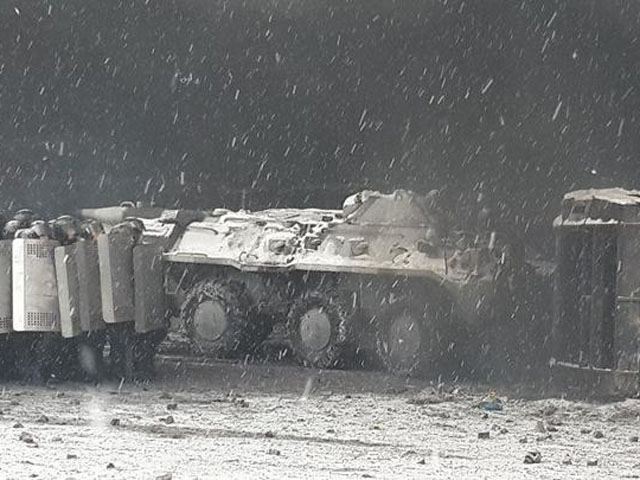 Активистов в правительственном квартале встретили БТР и водометы Активистов в правительственном квартале встретили БТР и водометы