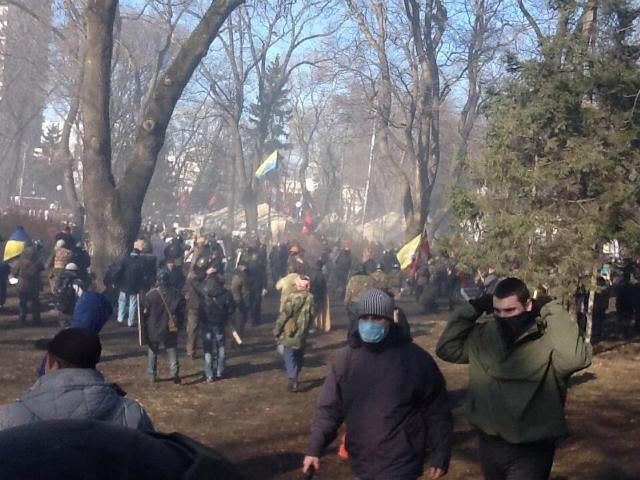 У Маріїнському парку почалась сутичка між мітингувальниками і "Беркутом" У Маріїнському парку почалась сутичка між мітингувальниками і "Беркутом"