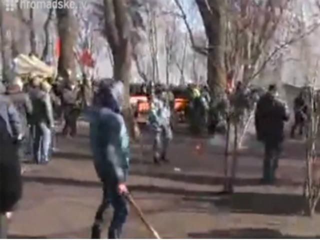 В Мариинском парке началась схватка между митингующими и "Беркутом"