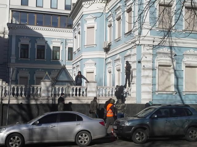 Мітингувальники штурмують центральний офіс ПР (Фото) Мітингувальники штурмують центральний офіс ПР (Фото)