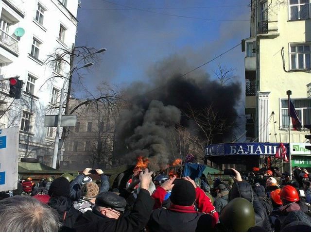 У центрі Києва активісти підпалили два "КамАЗи"