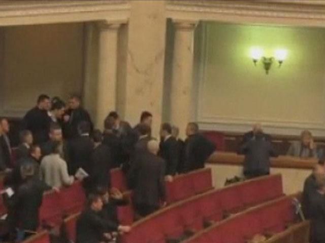 Регіонали втекли з ВР, частину комуністів опозиція затримала Регіонали втекли з ВР, частину комуністів опозиція затримала