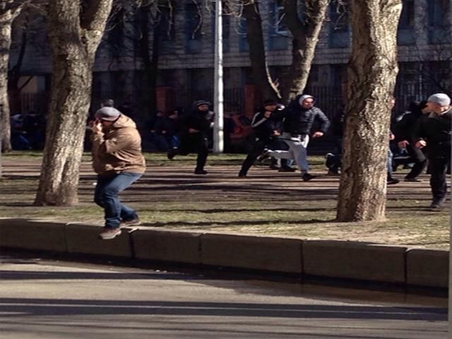 Возле офиса ПР - силовики с ружьями и "титушки" с железными трубами Возле офиса ПР - силовики с ружьями и "титушки" с железными трубами