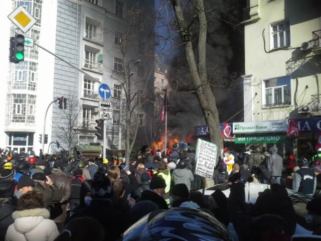 Активисты подожгли 3 машины милиции в центре Киева Активисты подожгли 3 машины милиции в центре Киева