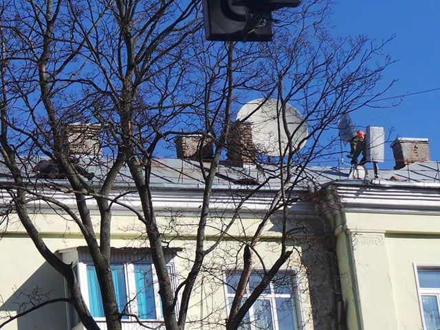 В Киеве "Беркут" с крыши бросает гранаты, активисты отгоняют силовиков (Видео)