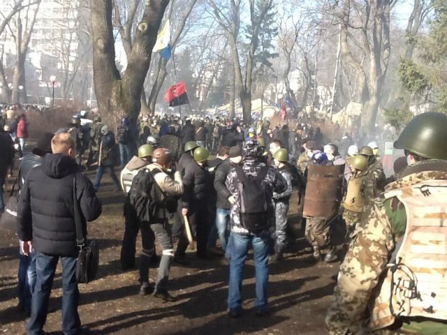 Протестующие возводят баррикаду в Мариинском парке Протестующие возводят баррикаду в Мариинском парке