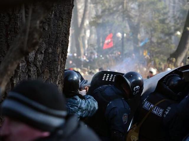 Несколько правоохранителей "взяли в плен" и повели на Майдан
